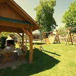 U Matysa I Widoki Na Gory Basen Grill Balia Szlaki Turystyczne Spacery Zwierzeta Duzy Plac Zabaw