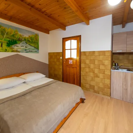 Agroturystyka u Matysa, Wisła - apartamenty i pokoje ogród z placem zabaw z basenem balią oraz przestrzenią dla dzieci Święta Wielkanocne z wyżywieniem domowa kuchnia Widok na góry szlaki turystyczne spacery *